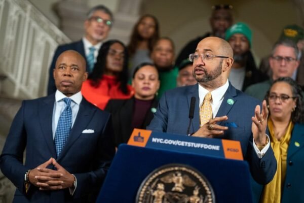 Auditoria Revela Necessidade de Dissolução do Fundo de Saúde de Funcionários de Nova York