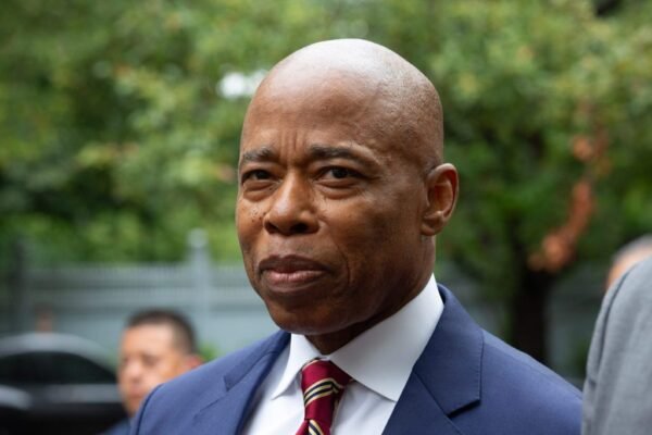 Eric Adams e os Escândalos que Marcaram sua Gestão em Nova York