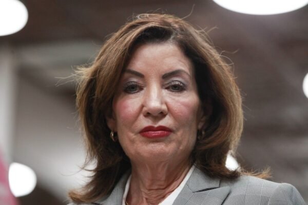 Um Ano Sem Clemência: Hochul Deixa Presos em Suspenso em Nova York